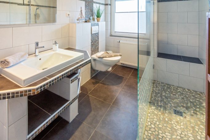 Großes Duschbad aus anderer Perspektive